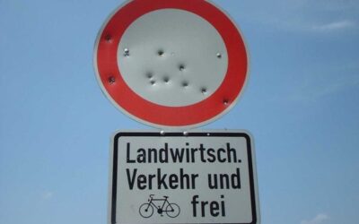 Verkehrsschilder als Zielscheiben